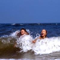 Twee kinderen in zee